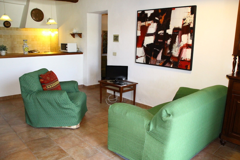 Apartment in Guasticce With Shared Pool