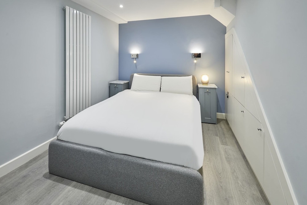 Host Stay Harrow Bothy