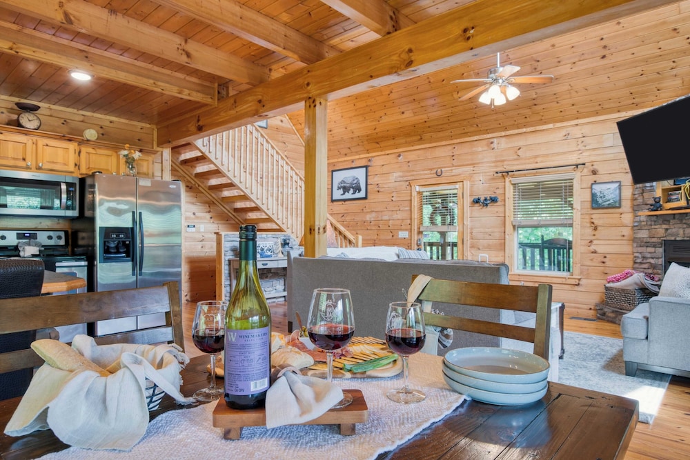 Triple Mountain View by Avantstay: Hot Tub, Game Room & Stunning Smoky Mountain Views