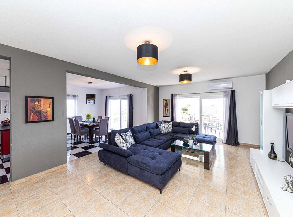 Exquisite Spacious Villa Bufaline With Pool and Gym