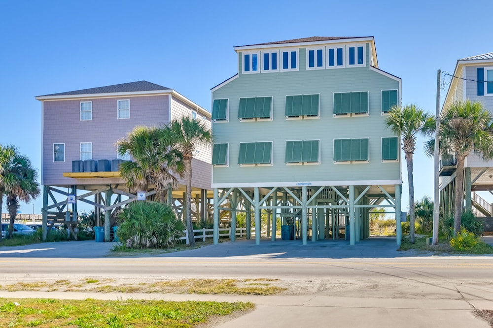 Beachfront Murrells Inlet Home - Walk to Pier! view 5