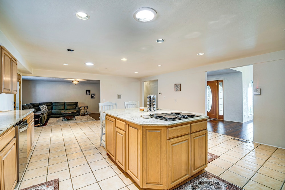 4 Mi to River: Umpqua Valley Villa w/ Fire Pit!
