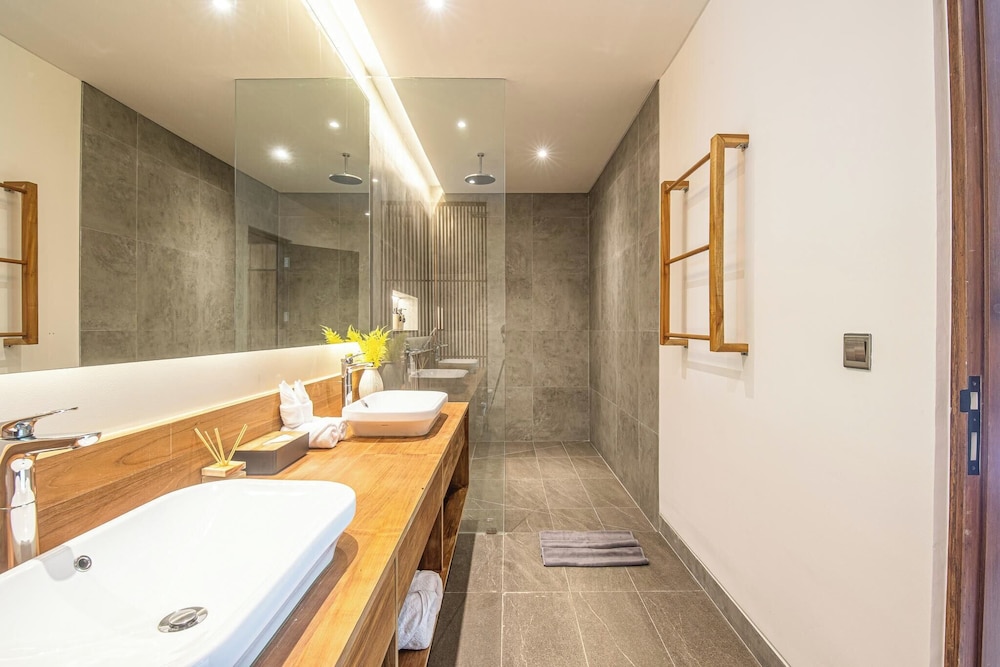 Elegant 6BR Canggu Villa Steps From the Ocean