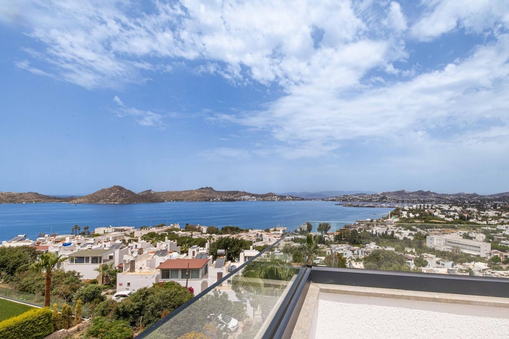 Stunning Villa With Private Pool and Luxuriest Views