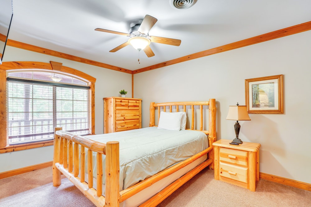 Near Hiking Trails: Gatlinburg Condo w/ Sauna!