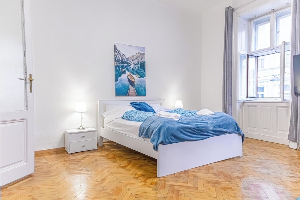 Spacious 2BR Apartment Near Stadthalle