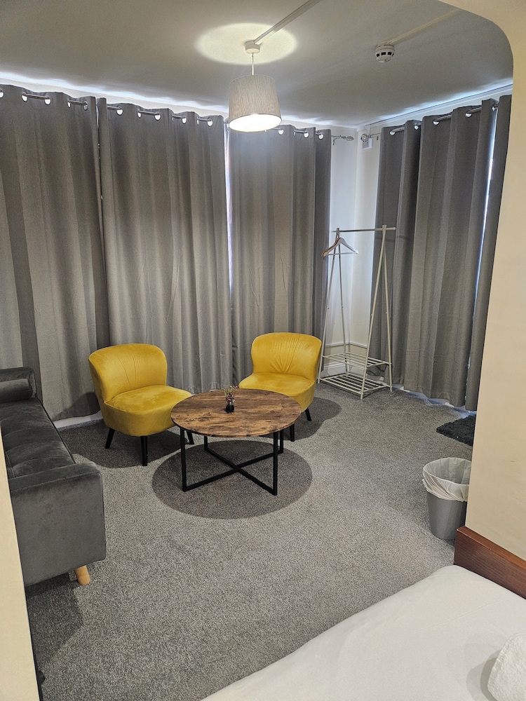 Basement 2 Bed Appartment with EVCharger