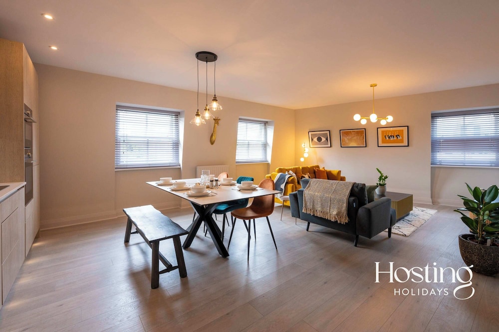 Super Vibrant 2 Bedroom With Parking view 4