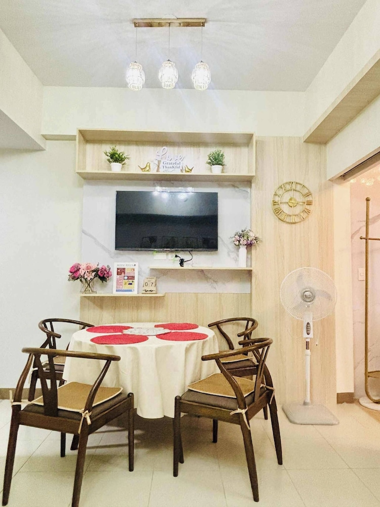 Cozy 1-bedroom Retreat in Iloilo City With City Views