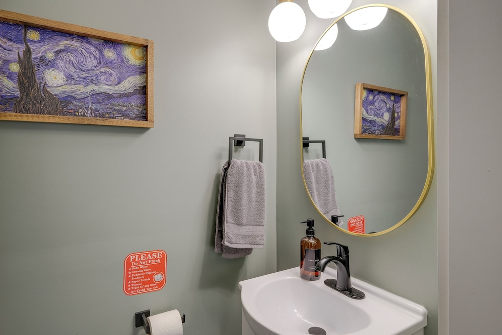 Family Friendly: Modern Retreat in Fort Washington