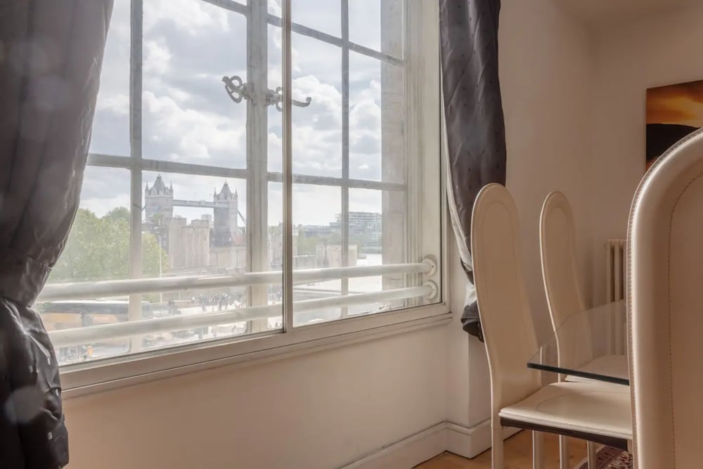 Large & Central 2BD Flat - Tower Hill