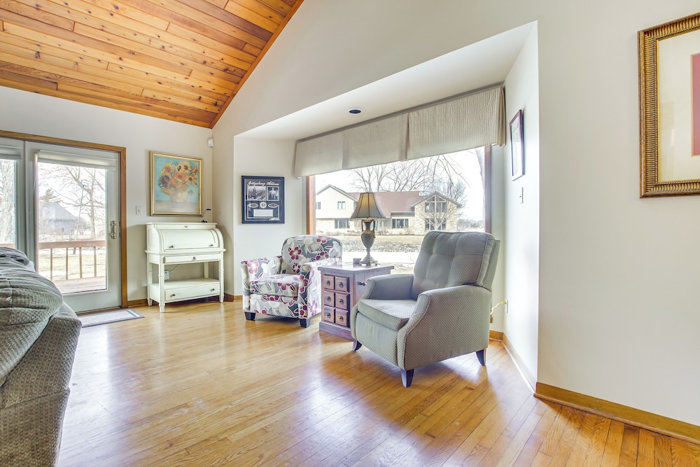 Lake Winnebago Family Retreat: Dock & Deck!