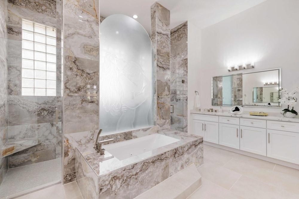 Grand 6BR Plantation Estate w/ Tennis & Pool