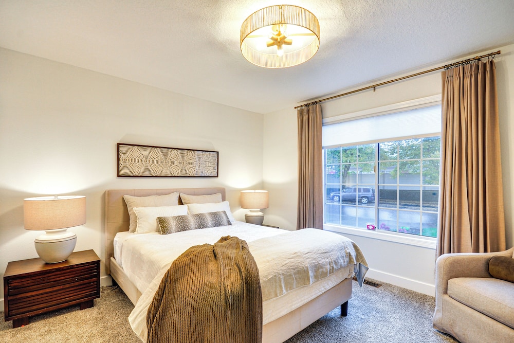 Near Shops & Cafes: Beaverton Haven w/ Luxe Decor!