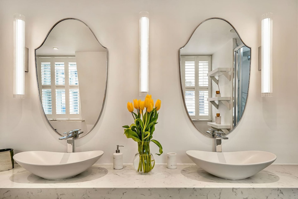 London Mews Home w Glass Atrium Terrace