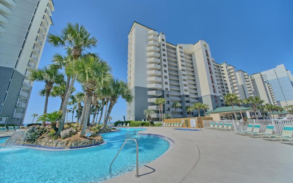 Coastal Hideaway: Cozy Beachfront Studio Sleeps 4 With Stunning Views!