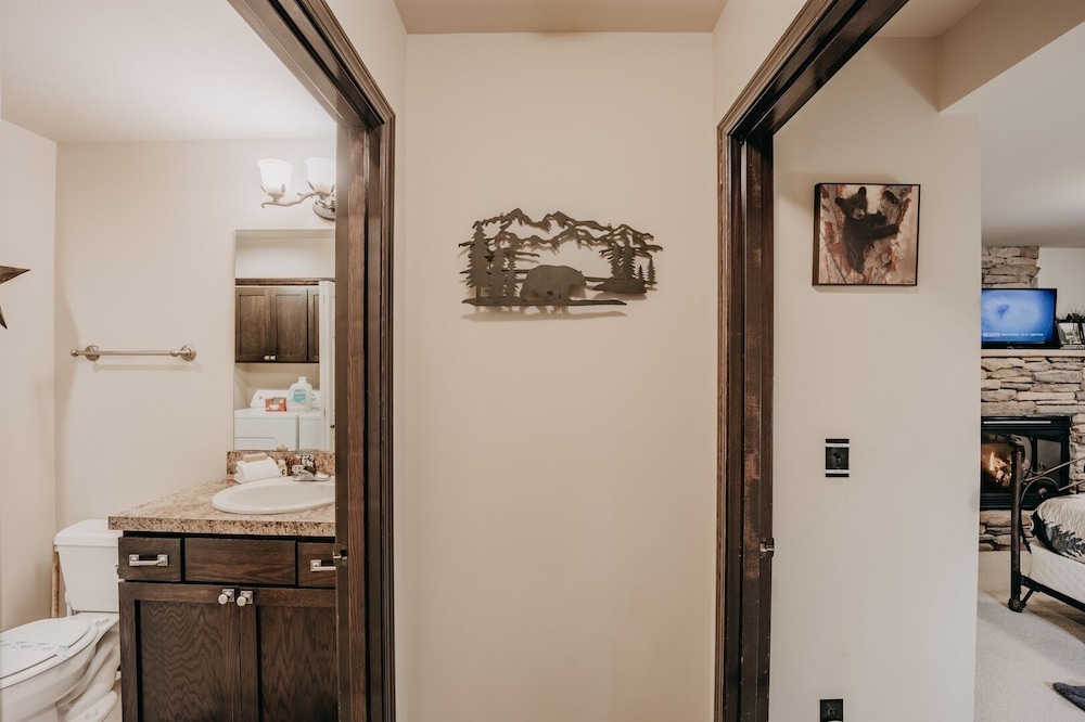 89gs - Hot Tub - Pets Ok - Wifi - Sleeps 4 1 Bedroom Home by RedAwning