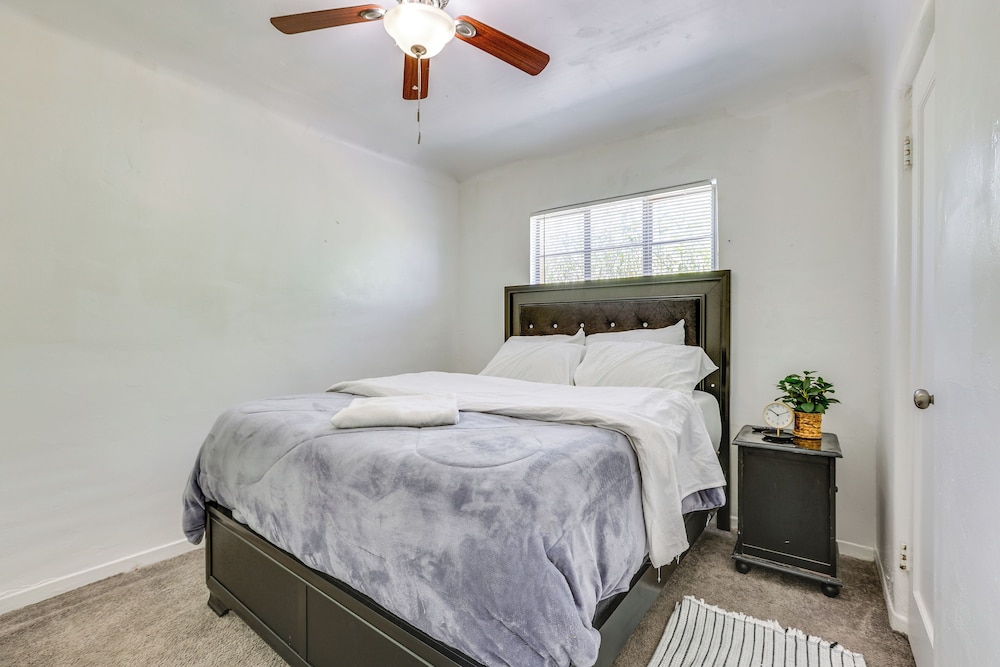 Peaceful & Bright Condo: 4 Mi to Downtown Phoenix! view 4