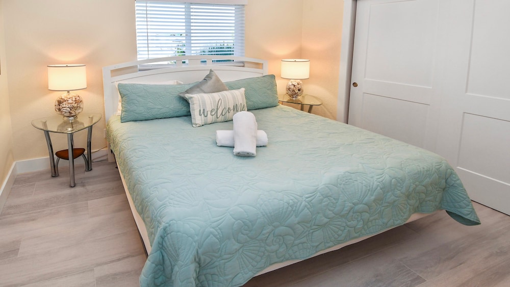 Just Chill Modern Canal Villa w Heated Pool