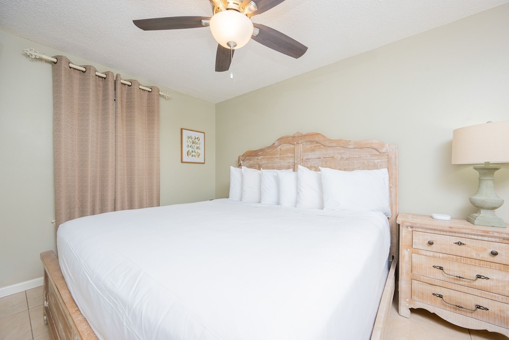 Phoenix Vi 6708 3 Bedroom Condo