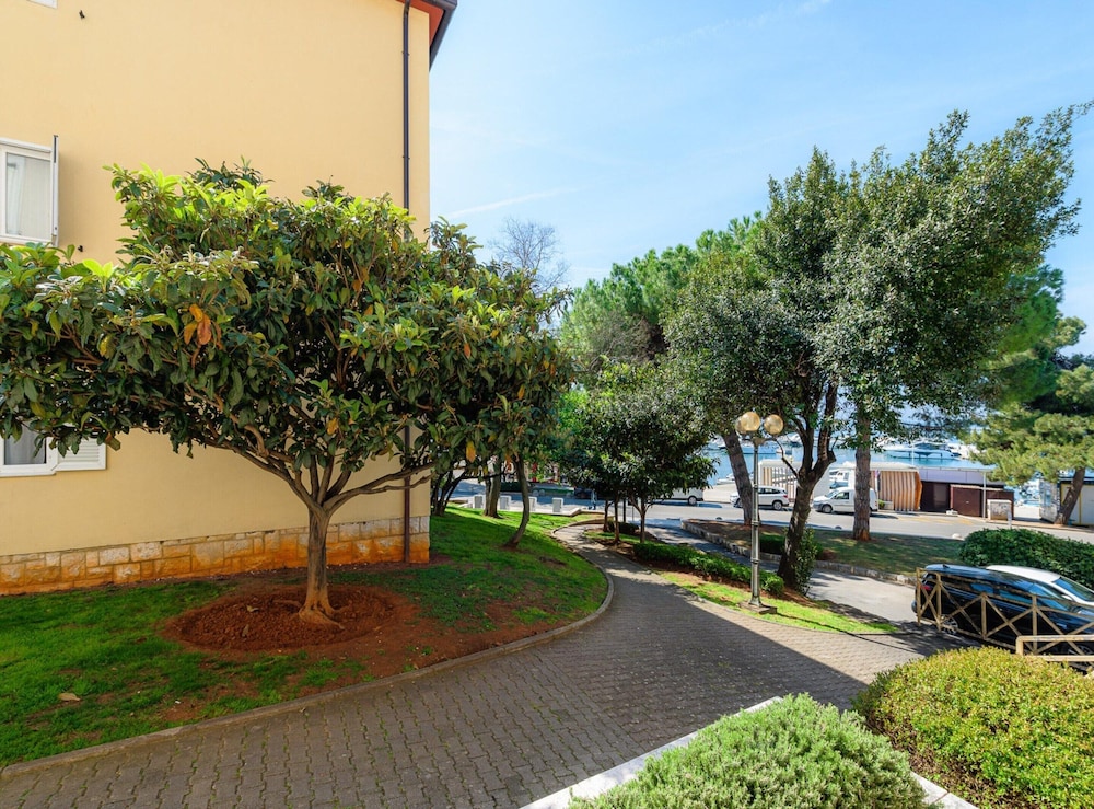 Pretty Apartment Near Golf Course