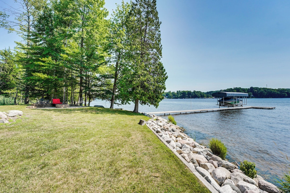 Hamlin Lake Retreat: Spacious Stay for Groups!
