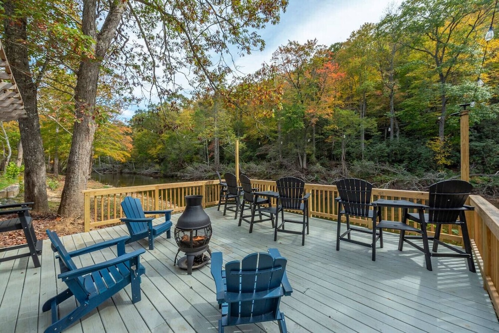 Luxe Riverfront Escape Mtn Views Pickleball Ct