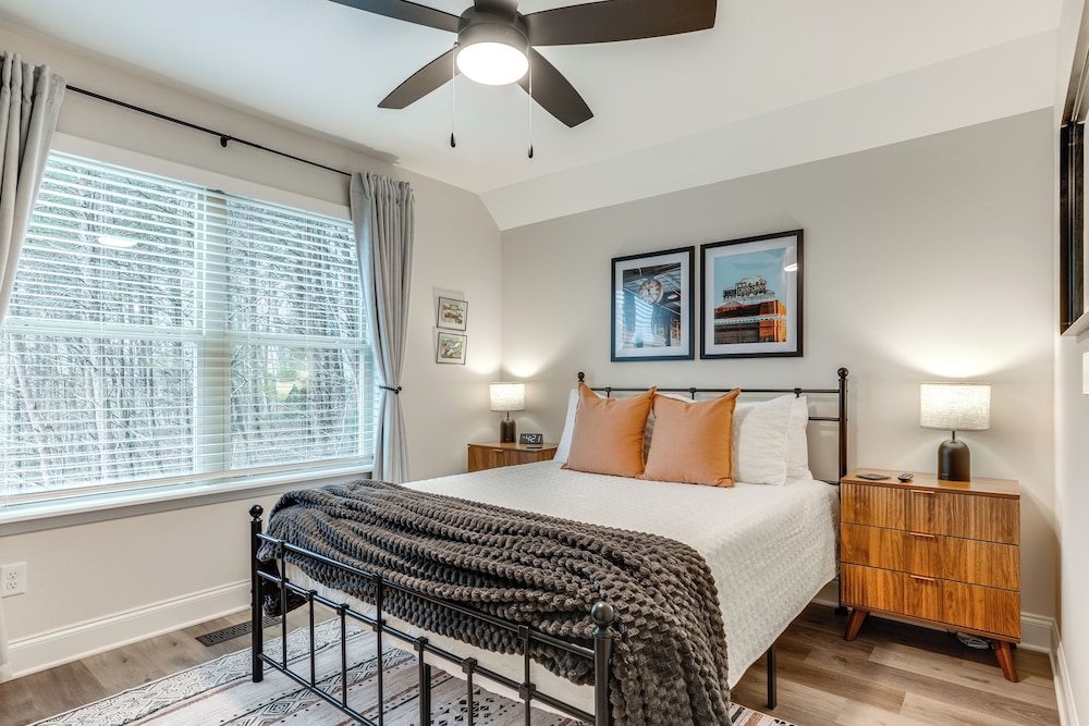 Ideal Location & Mountain Views: Chattanooga Home!