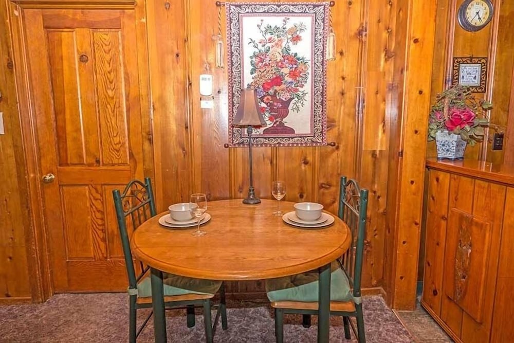 1198 Carson Avenue 1 Bedroom Cabin by RedAwning
