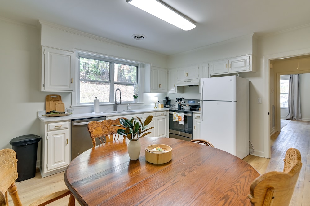 Oxford Vacations - Centrally Located Home Steps to Oxford Square! - Property Image 20