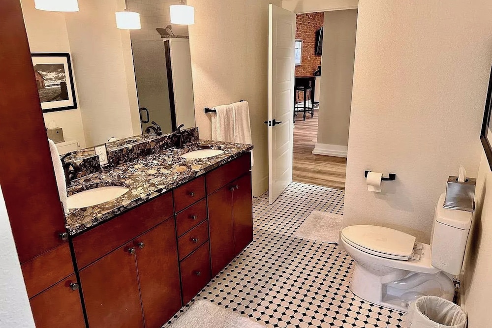 2BR Updated Dtwn Condo: Streaming, Patio, W & D