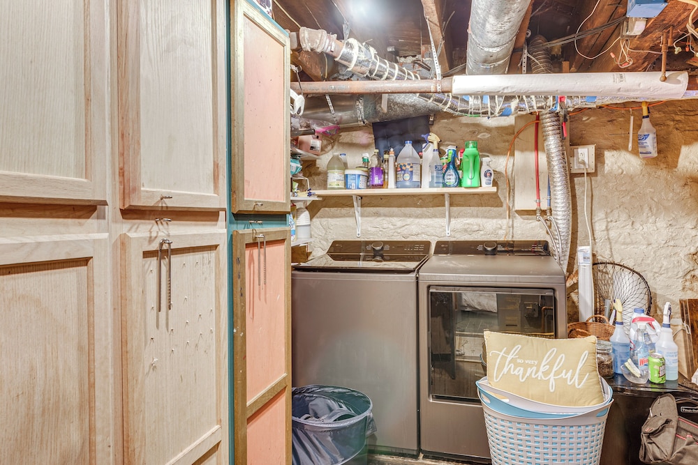 Near Downtown Scranton: Getaway w/ Patio