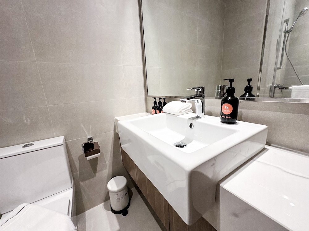 Easygo-spacious Luxury STU Azizi Rivra16