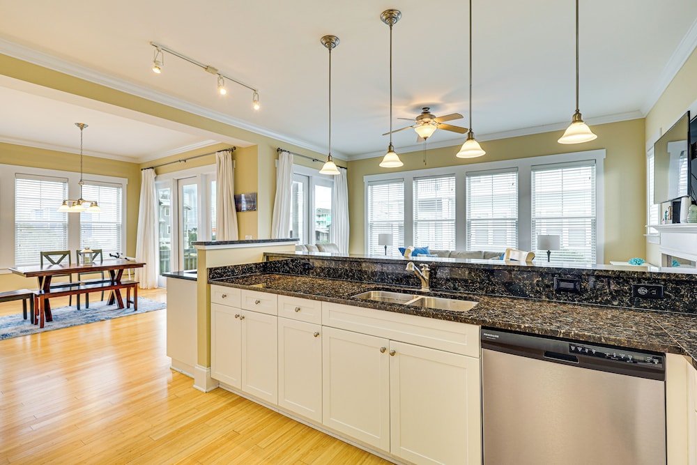 Walk to Beach: Coastal Carolina Home w/ Decks!