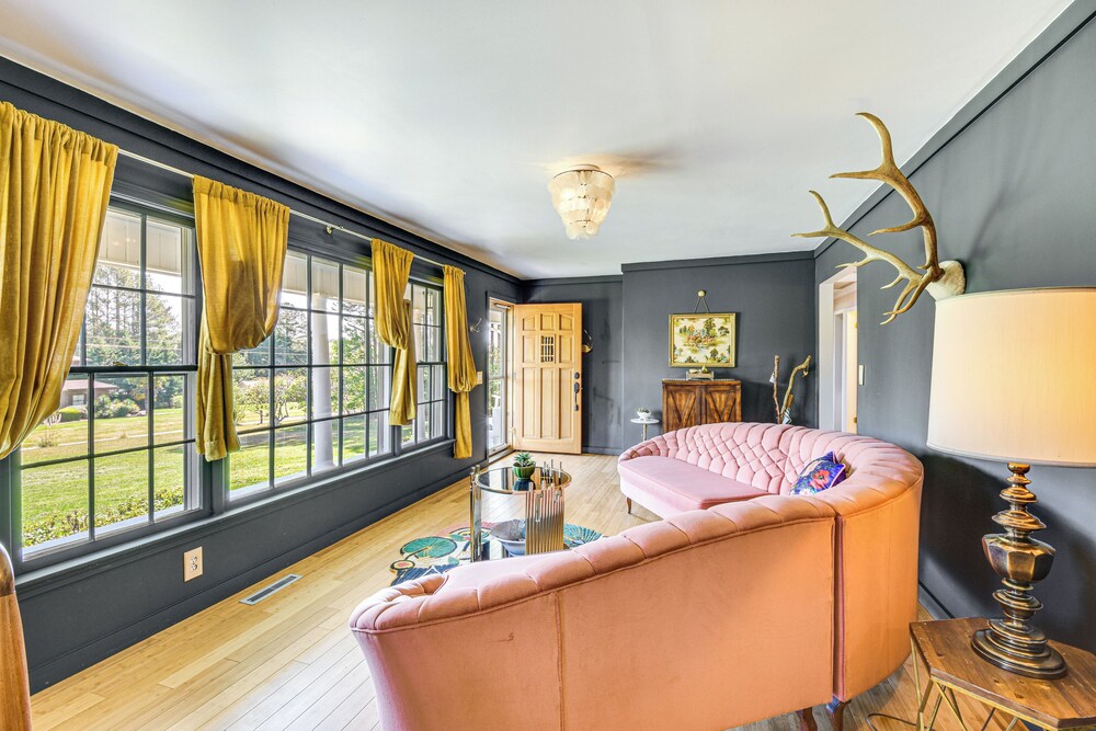 5 Mi to Lake Keowee: Stylish Salem Home w/ Yard!