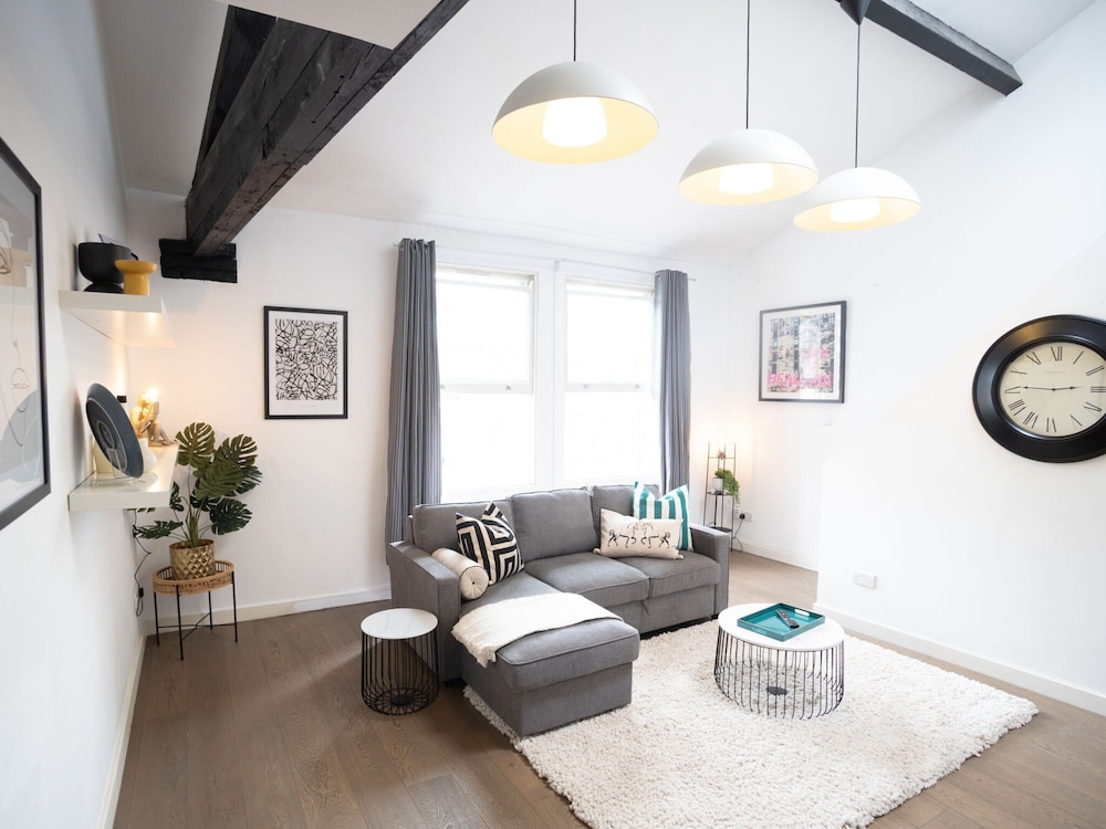 City View Three-bed Premier Apartment London