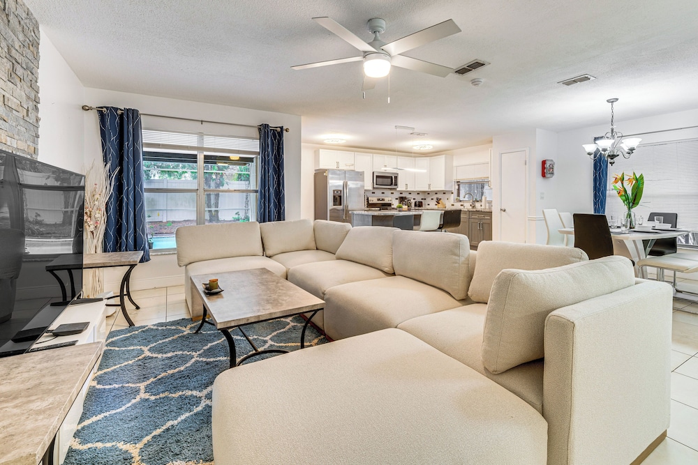 7 Mi to Gatorland: Retreat w/ Pool & Elliptical