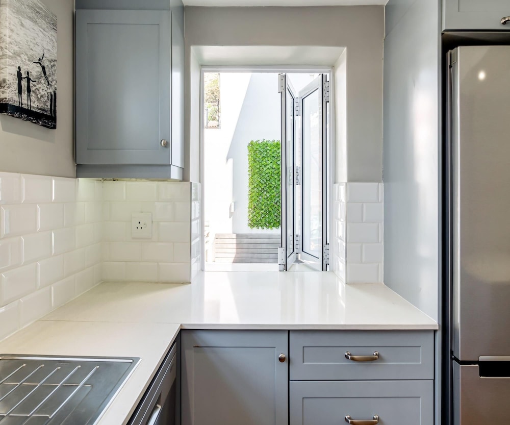 Gorgeous Home Walking Distance to Restaurants XV Sea Point view 4