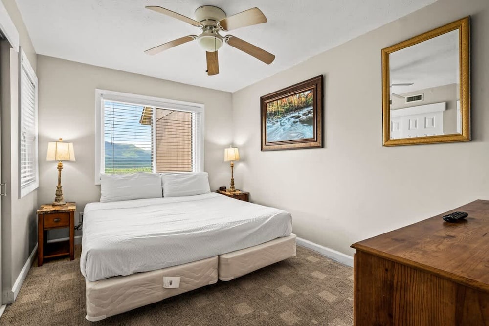 Sleeps 6 Mountain Views Heated Pool Playground