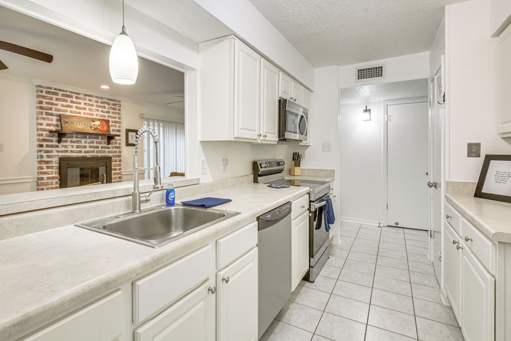 23 Mi to Nola: Cozy & Quaint Destrehan Townhome