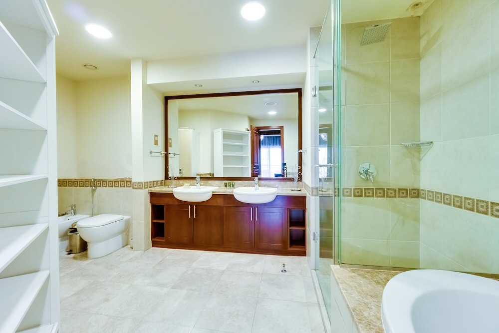 Fairmont North Luxury 2 BR Apt Palm