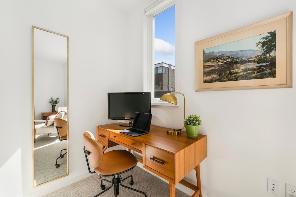 The Overlook - Luxe Old Town Condo w/ King Suite
