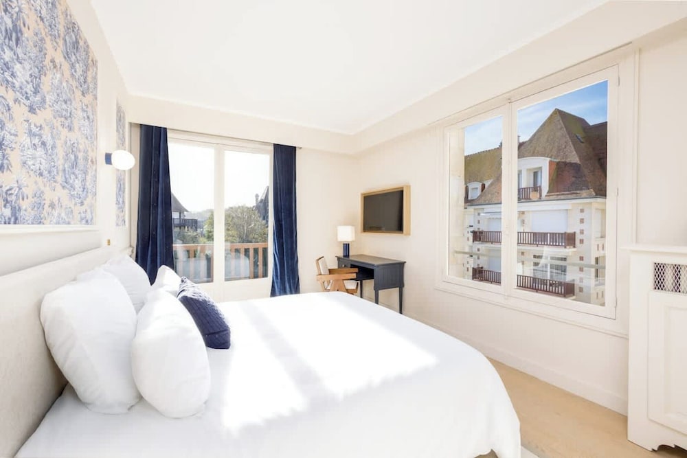 Luxury sea View 3br-2ba With Services in Deauville