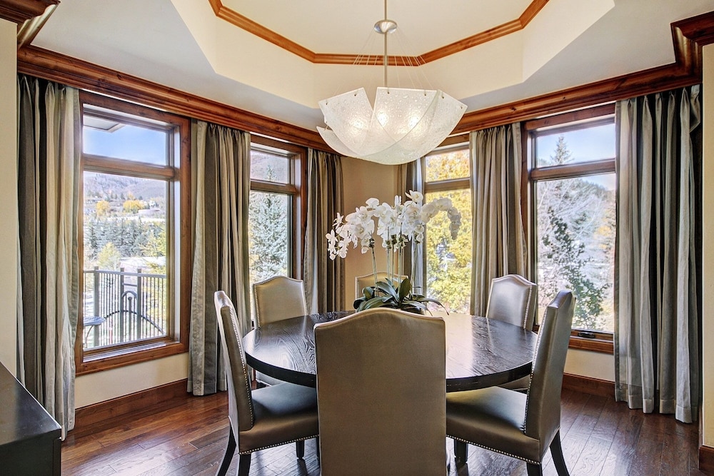 Chic 2 BR+Den Ritz-Carlton Condo with Valley Views by RedAwning - Save 20% on 7+ Nights!