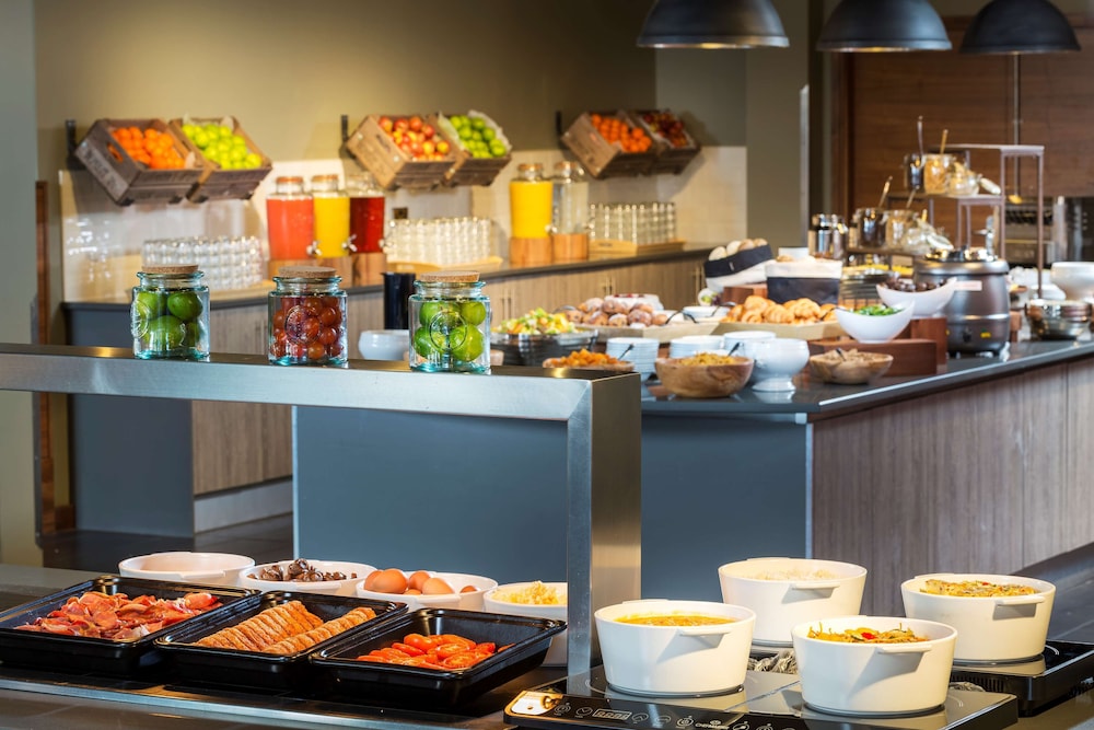 West Drayton Vacations - Radisson RED Hotel London Heathrow - Property Image 12