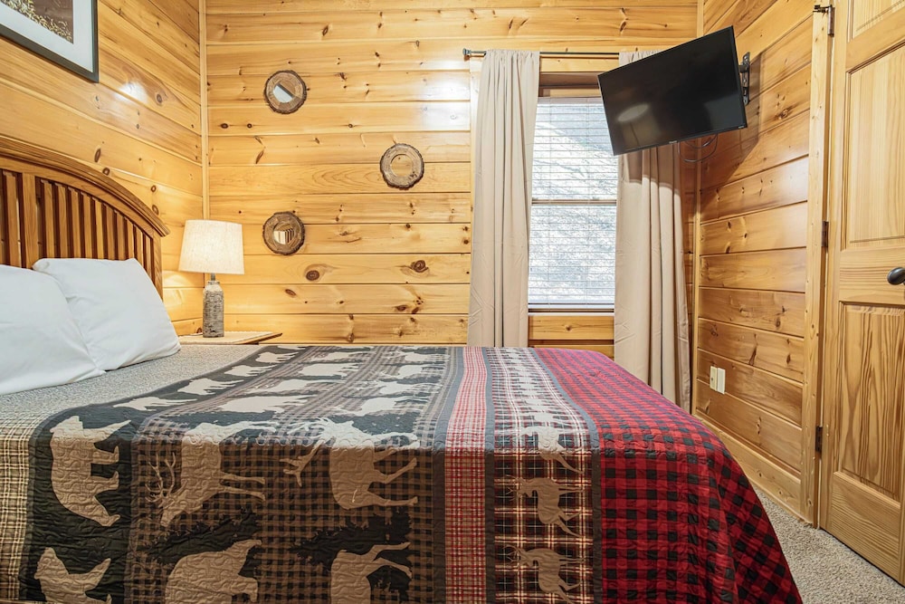 Bear Creek Way by Avantstay Hot Tub, Game Room, Air Hockey, Near Dollywood & Smoky Trails