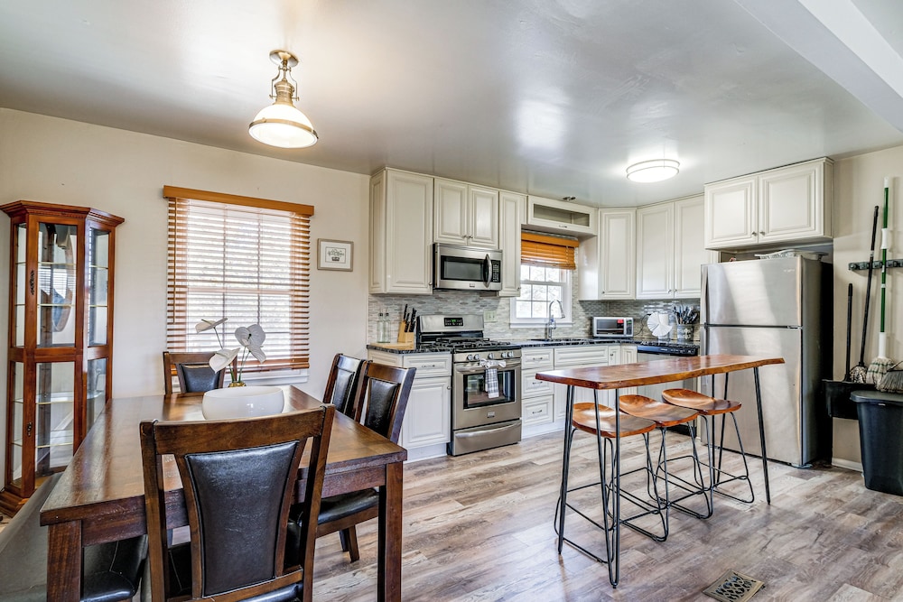 Commute to Alexandria & DC: Home w/ Shared Yard