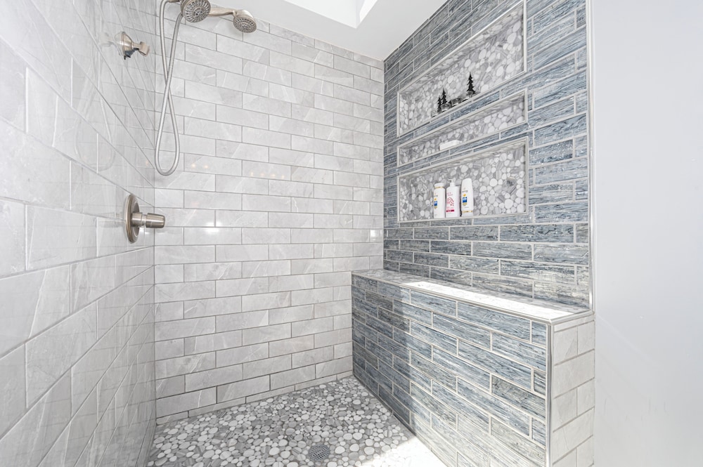 King beds Hot Tub Arcade Luxury Showers