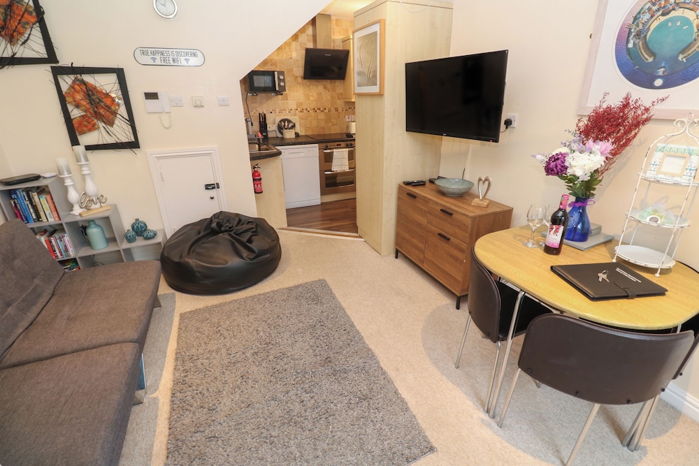 5 Lyonesse Apartments