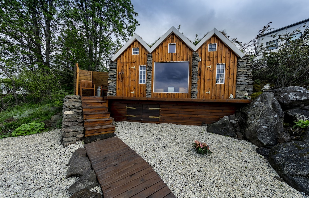 ICELAND SJF Villa , Hot tub & Outdoor Sauna Amazing Mountains View - 15 min to downtown